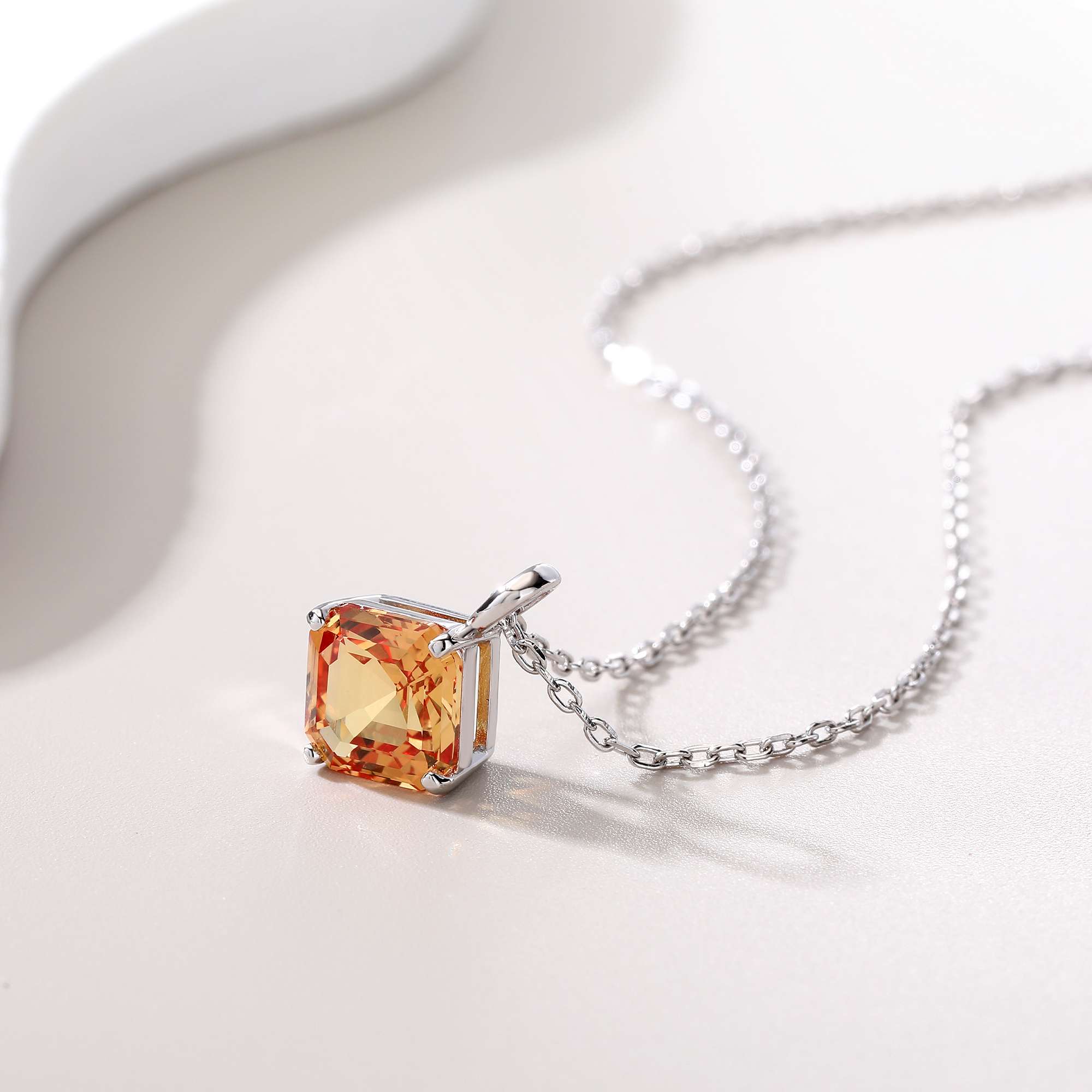 Bezel-Set Diamond-Shaped Small - Bezels Set Pendant บทวิจารณ์และราคา